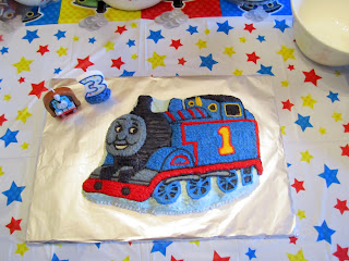icing this cake was hard--I kept getting turned around and having to start over! Thomas has lots of details...it was super easy to get confused.