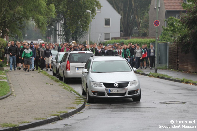 Le Mouvement en Allemagne . - Page 8 Fanmarsch_bsg_chemie_in_gelsenkirchen_2013_20130908_1786551022