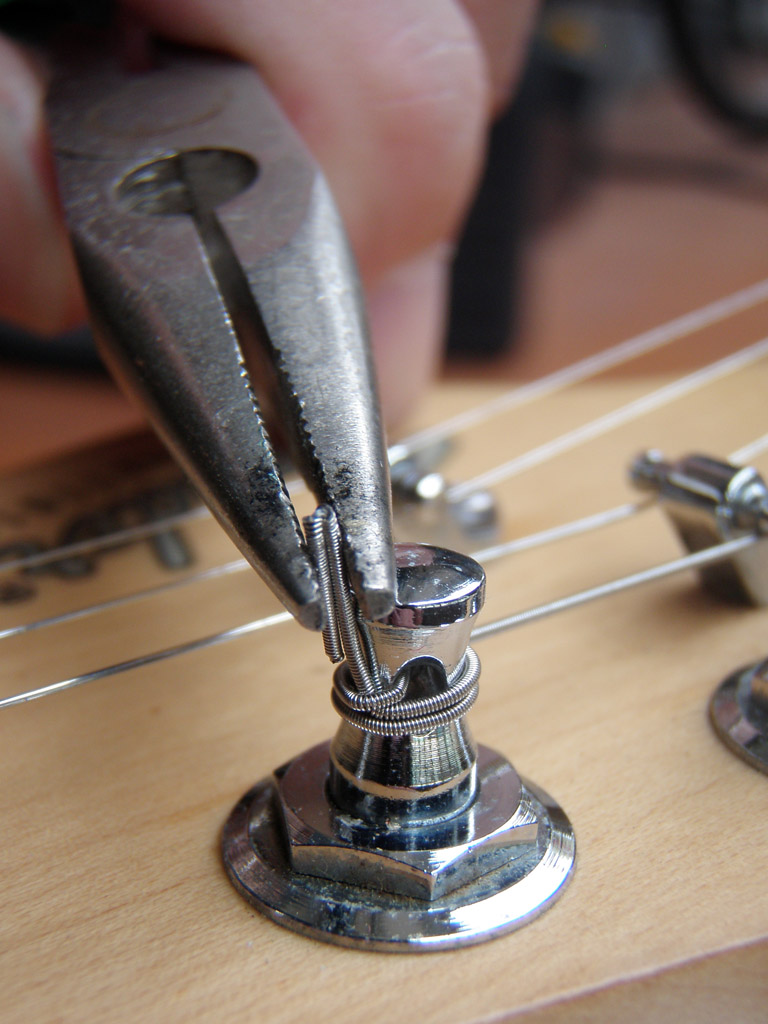 Stringing (or restringing) a guitar DIY Strat (and other guitar