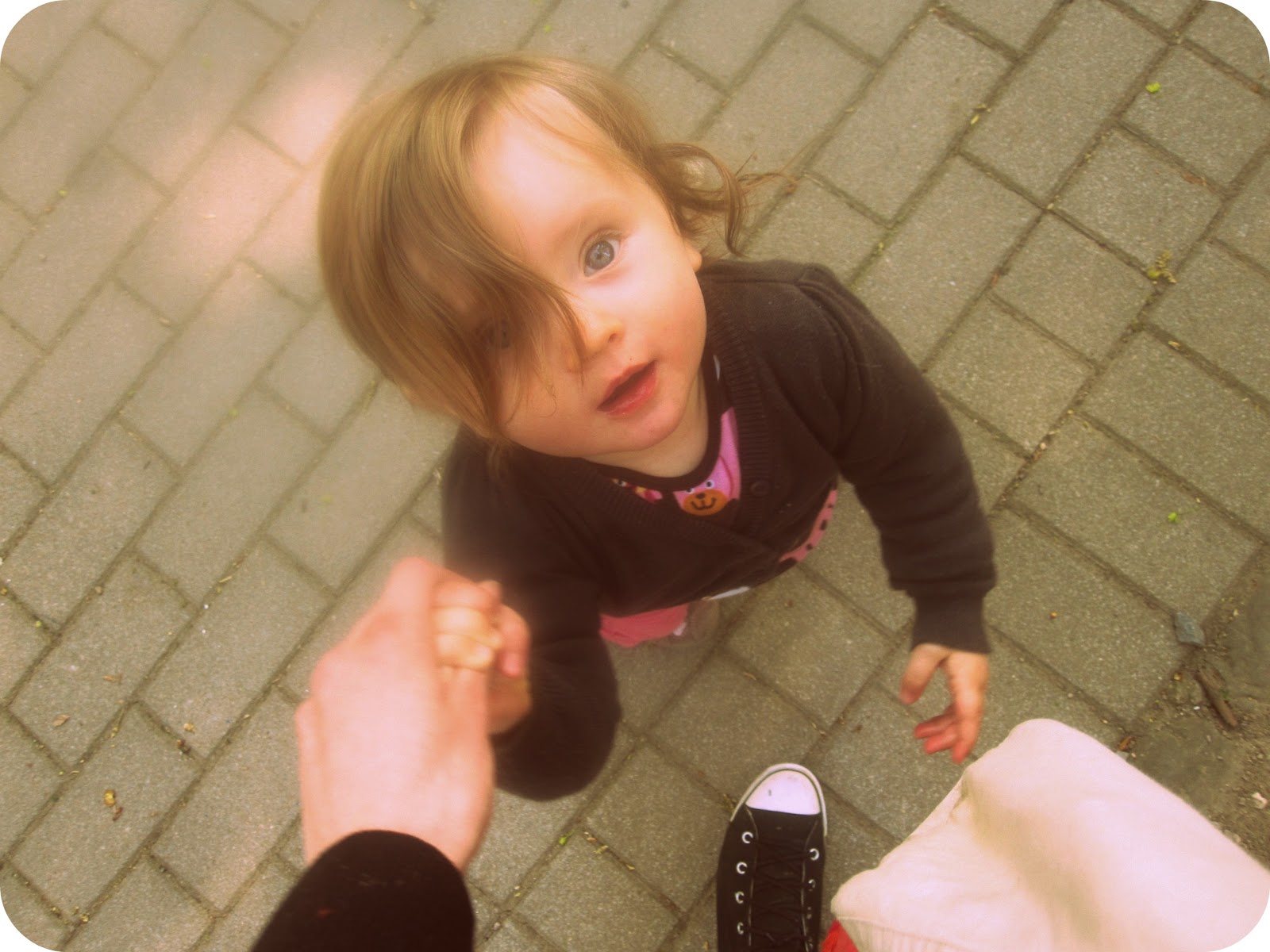 Mein Baby bevor ich ihr sage, dass wir auf den Spielplatz gehen Mein Baby bevor ich ihr sage, dass wir auf den Spielplatz gehen