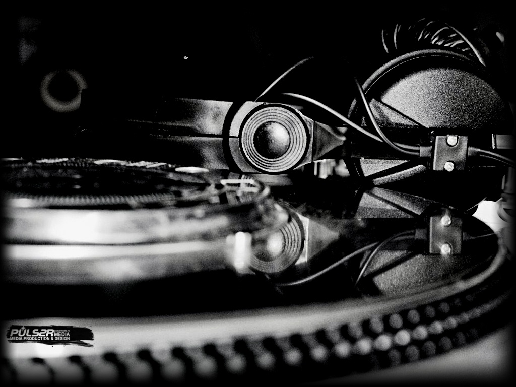 http://4.bp.blogspot.com/-1ep8DtaAUJg/TmKXxMxtSsI/AAAAAAAAAkE/jlroUCa48o8/s1600/dj_mixing_console-1024x768.jpg