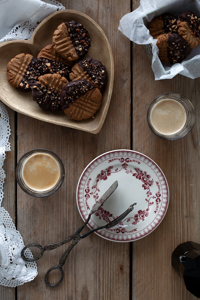 Chocolate-dipped almond butter cookies | recipe by @toetjeaddicted Chocolate-dipped almond butter cookies | recipe by @toetjeaddicted