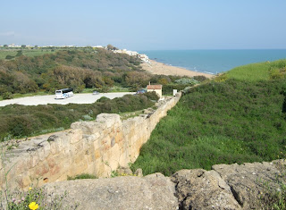 Blick von der Akropolis Selinunt Richtung Marinella. Ein größerer Parkplatz befindet am Eingang im Osten des Archäologischen Parks. Blick von der Akropolis Selinunt Richtung Marinella. Ein größerer Parkplatz befindet am Eingang im Osten des Archäologischen Parks.