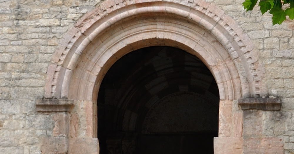 A Glossary of Romanesque Architecture: Arc rehaussé (extended round arch ©)