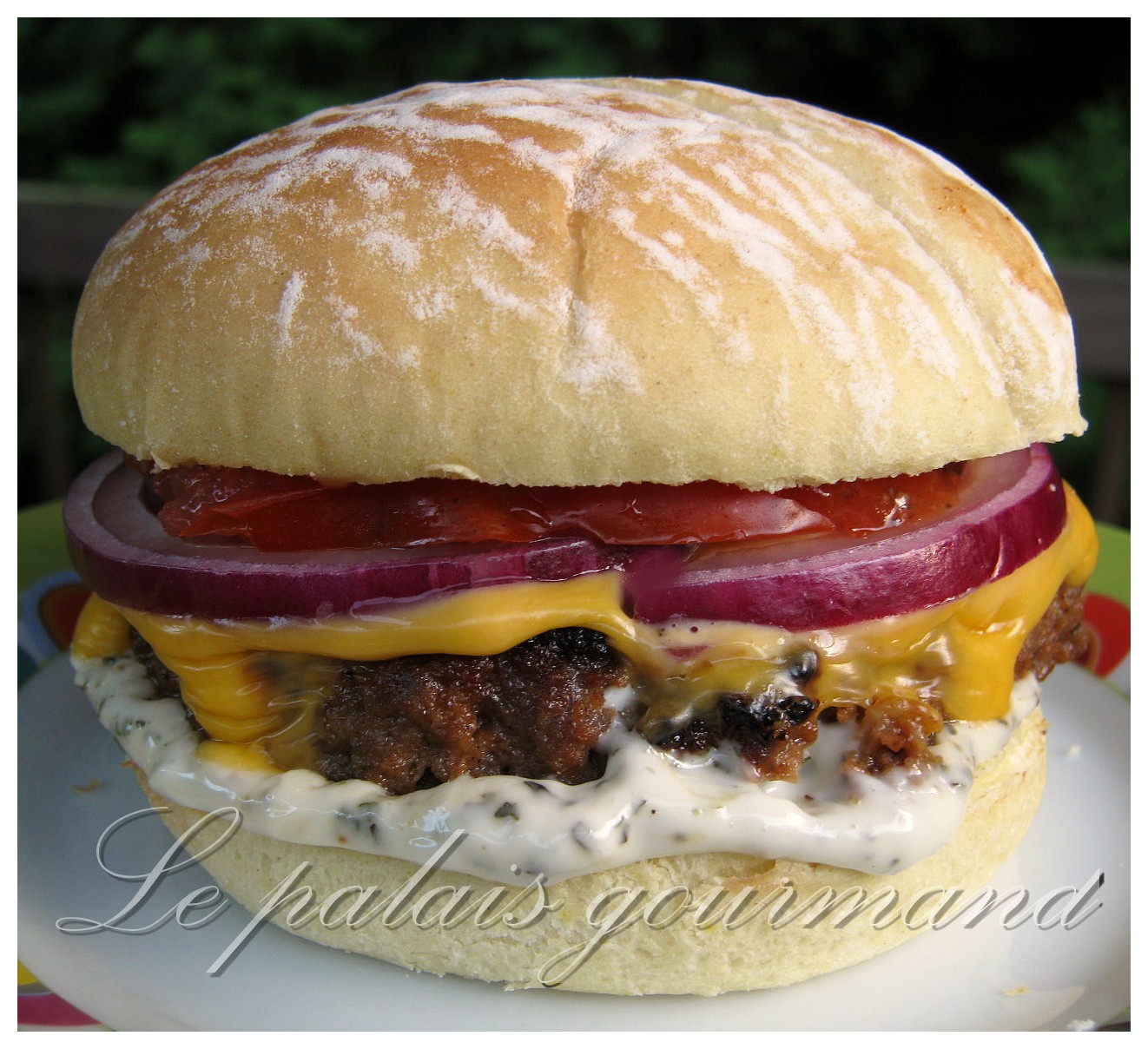 Le palais gourmand Hamburger à la sauce bbq, mayonnaise au basilic