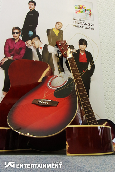 pics - [Pics] Big Bang Japan Blog publica: Guitarra usada en Tonight en el Love & Hope Tour  TONIGHT+GUITAR+LOVE+%2526+HOPE+JAPAN+4