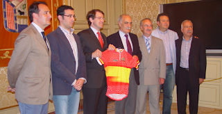 Autoridades y responsables de la federacion de ciclismo en la presentacion en Salamanca