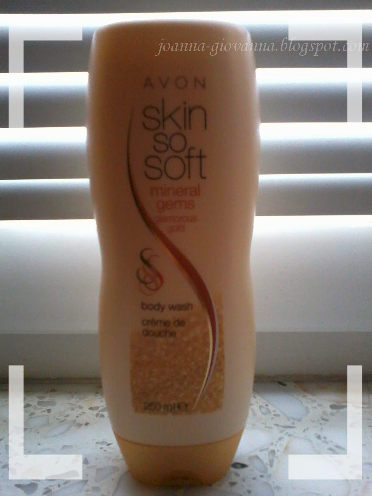 Avon Skin So Soft Glamorous Gold - żel pod prysznic.