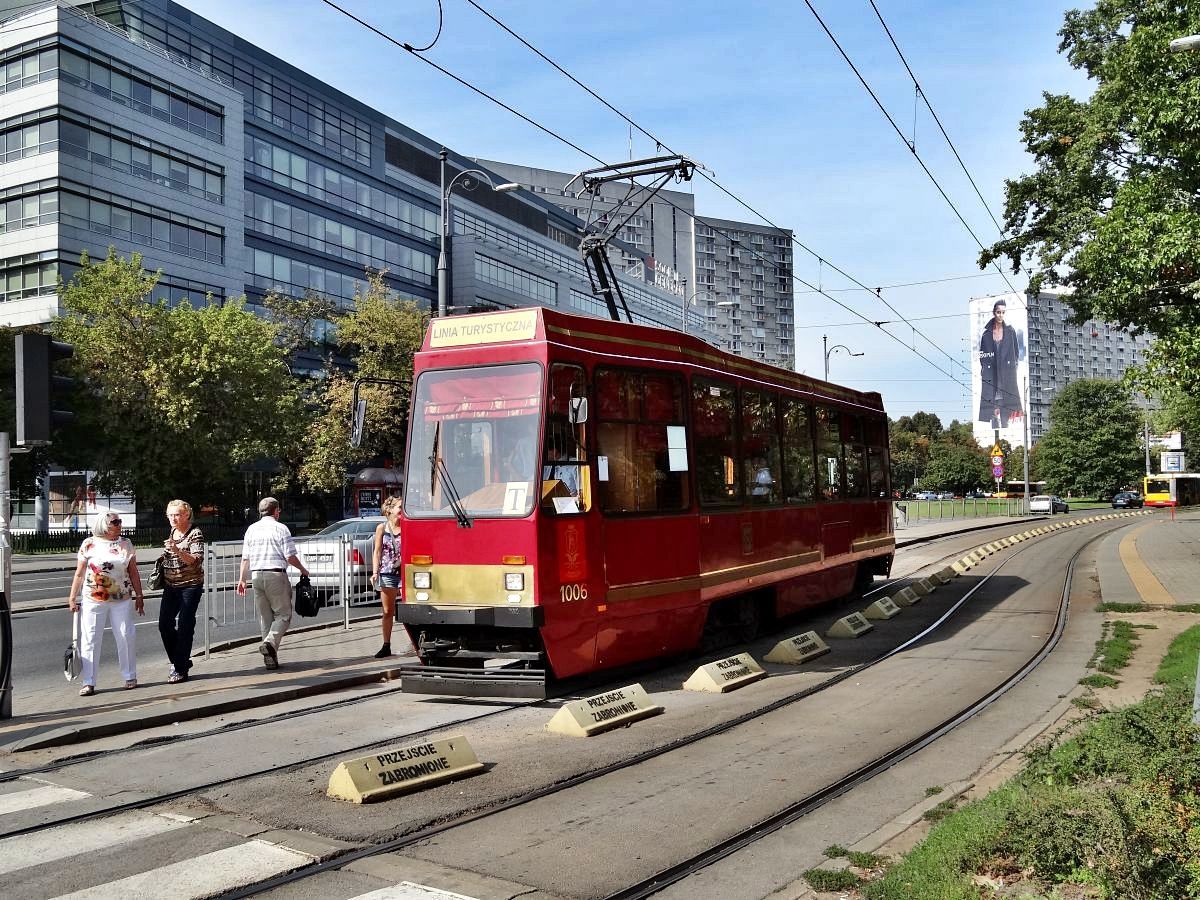 Tramwaj promocyjny Warszawy 105N o numerze taborowym 1006