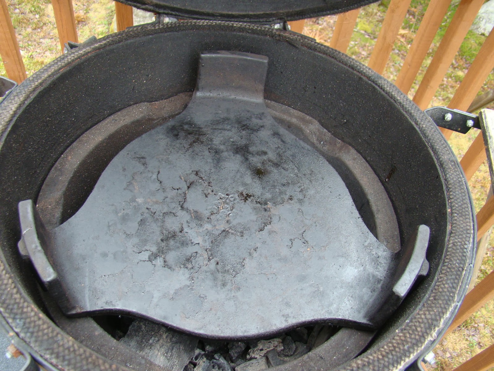 HRM CREATIVE BBQ Kamado Joe heat deflector vs Big Green Egg Plate setter.