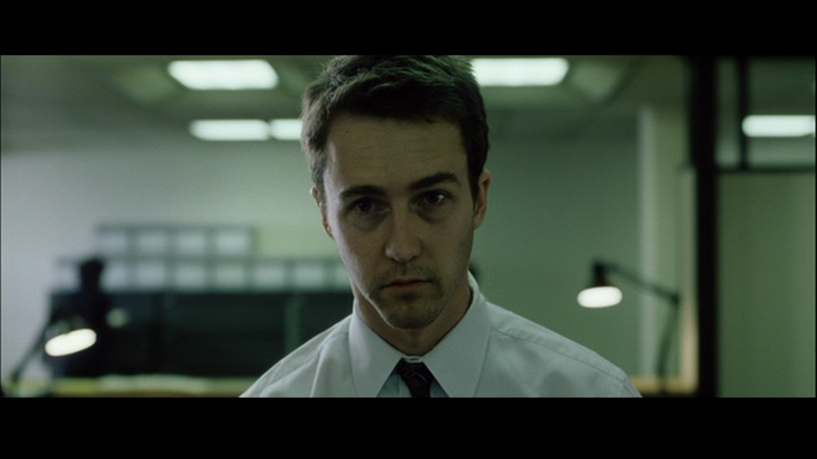 http://4.bp.blogspot.com/-1kxnyx0LwAY/TooLp8NEh4I/AAAAAAAAAPg/AdiZKsFMEGg/s1600/Edward-in-Fight-Club-edward-norton-562360_1600_900.jpg