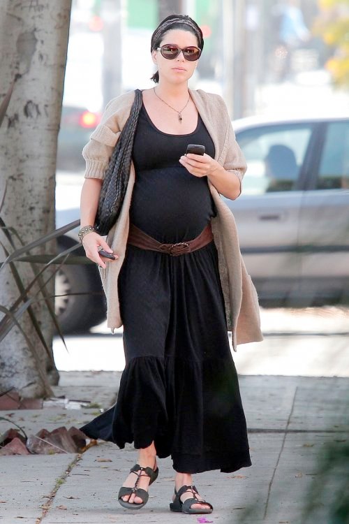What to wear under dresses while pregnant What to wear under dresses while pregnant