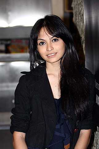 Gambar Sara Ali, pelakon Malaysia