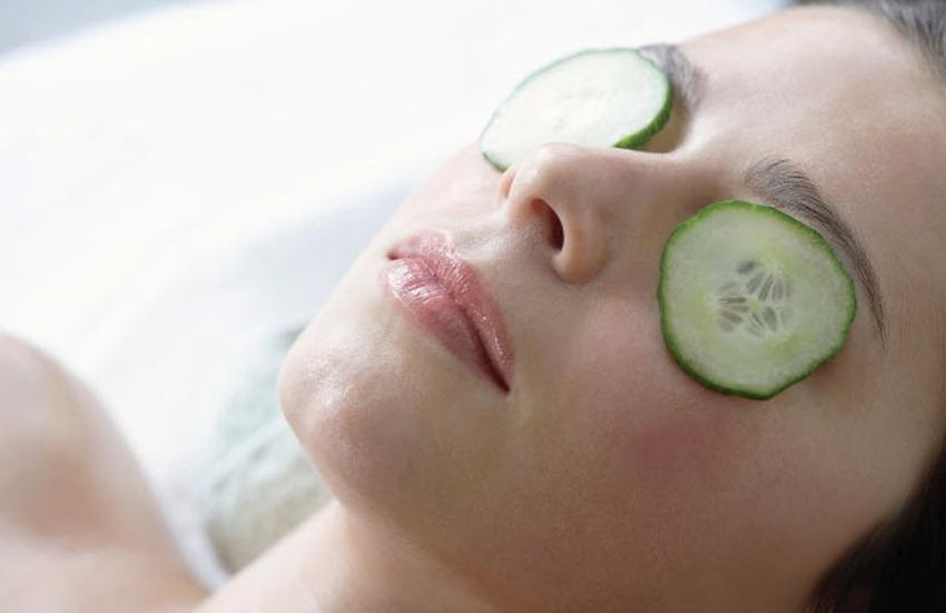La máscara para la persona con el aceite alcanforado