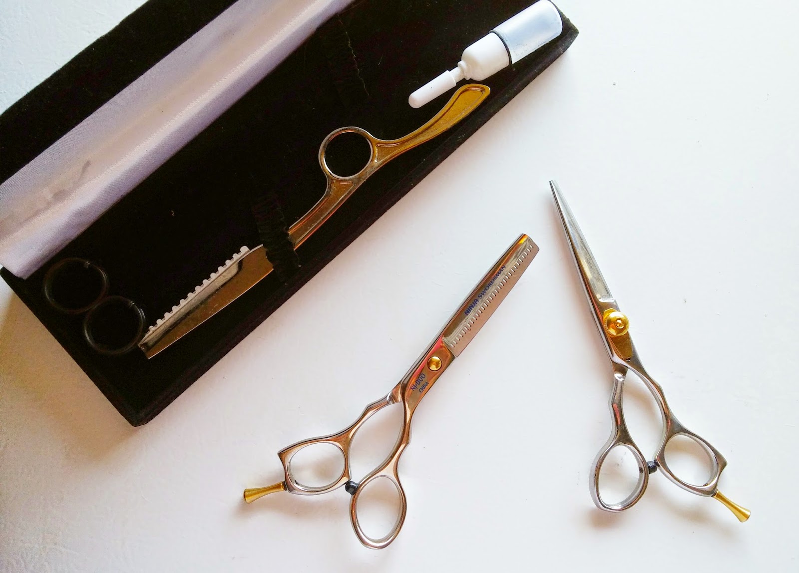 how to hold and use cutting shears
