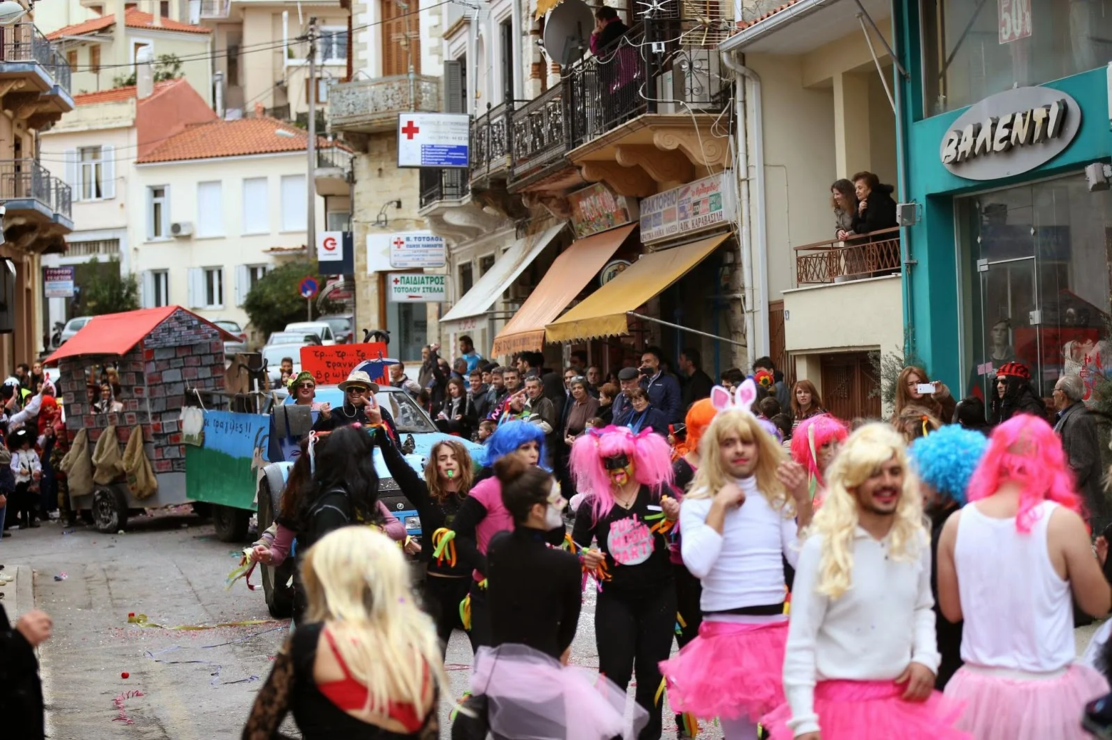 Καρναβάλι Κύμης: Τσίπρας και Μέρκελ είχαν την τιμητική τους! (ΦΩΤΟ)