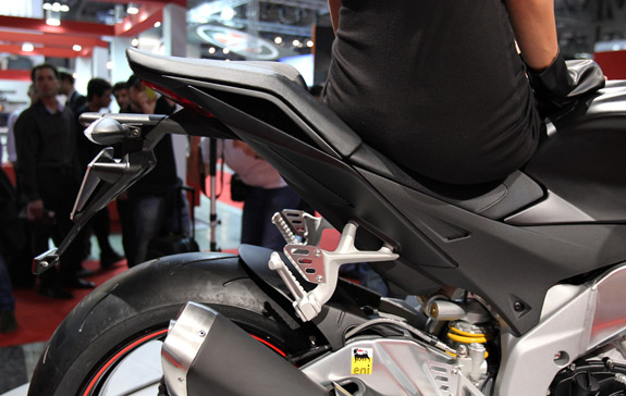 Spesifikasi Aprilia Tuono V4 R_d.jpg