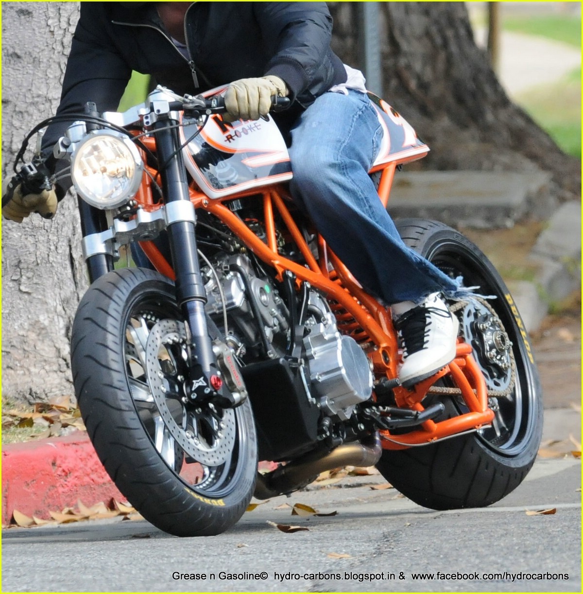 http://4.bp.blogspot.com/-1pc2kdNiDCA/T4lCyWJTmTI/AAAAAAAAPlw/q21ctHudrAY/s1600/brad-pitt-orange-motorcycle-05.jpg