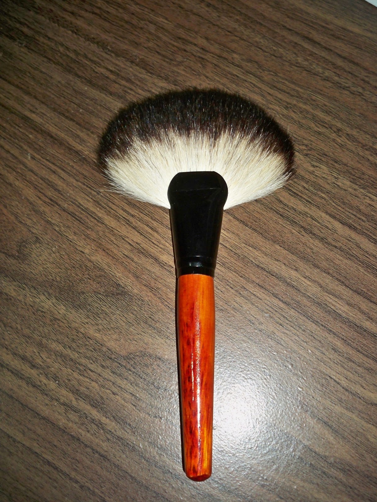 Oh's Beauty Rx Beauty Junkie Cheap Thrill Fluffy Fan Brush