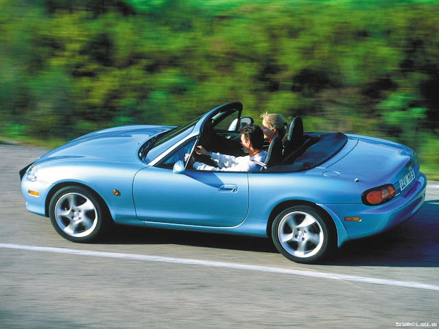 Driving Picture of Mazda MX-5 Driving Picture of Mazda MX-5