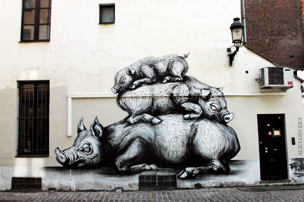 aliciasivert, alicia sivertsson, street art, graffiti, gatukonst, klotter, tags, bussels, bruxelles, bryssel, stencil, schablon, hus, building, pigs, grisar, vildsvin, hogs, roa