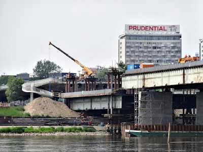 Odcięto i opuszczono pierwszy fragment mostu Łazienkowskiego