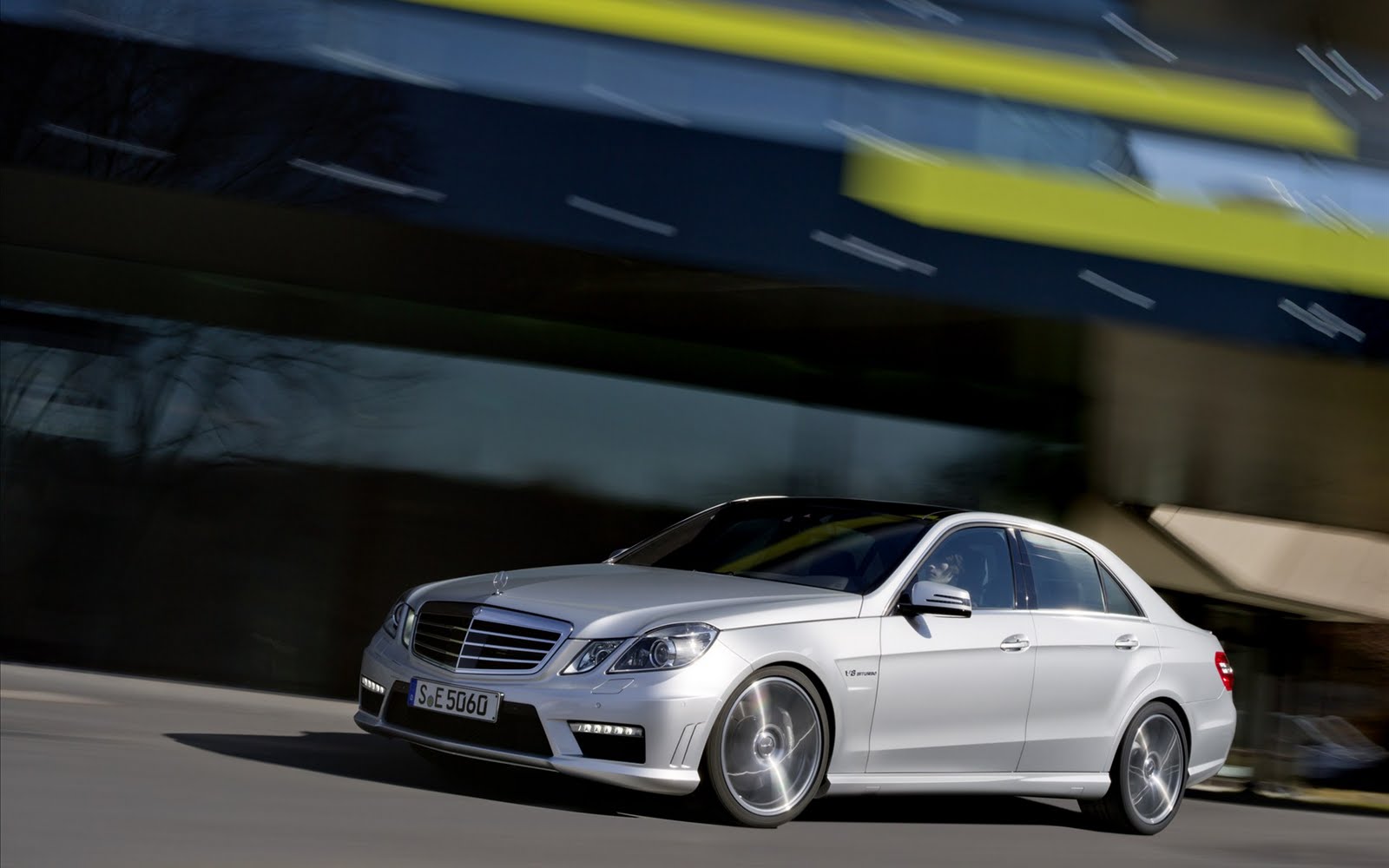 http://4.bp.blogspot.com/-1vAjnk3YCkc/TjcQoqzEIQI/AAAAAAAAAFg/WIEjlrmeu0E/s1600/Mercedes-Benz-E63-AMG-2012-widescreen-03.jpg
