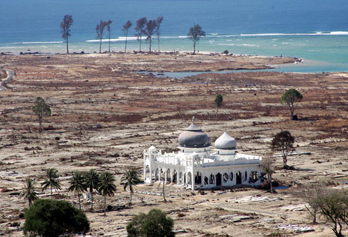 6 Masjid Ini Tetap Utuh Saat Diterjang Bencana 6 Masjid Ini Tetap Utuh Saat Diterjang Bencana