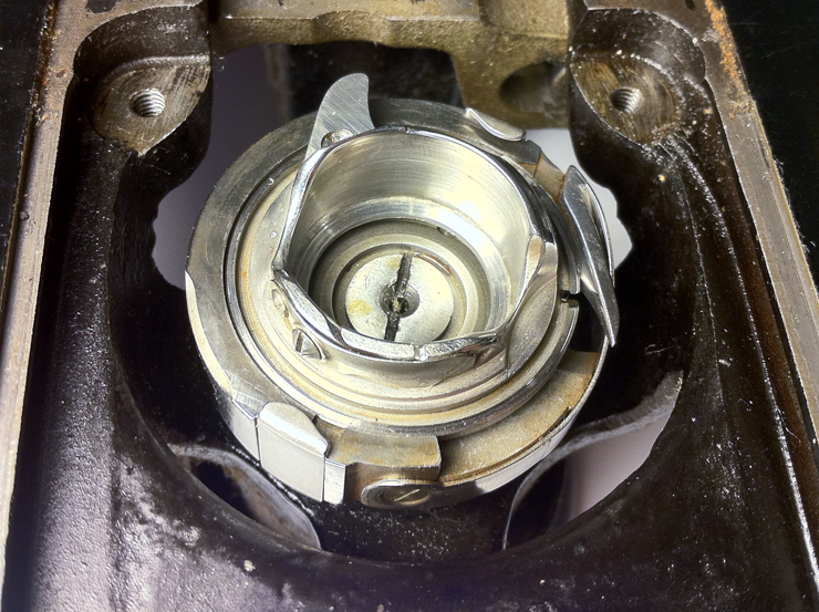 The Vintage Singer Sewing Machine Blog 201 Bobbin Case & Retaining