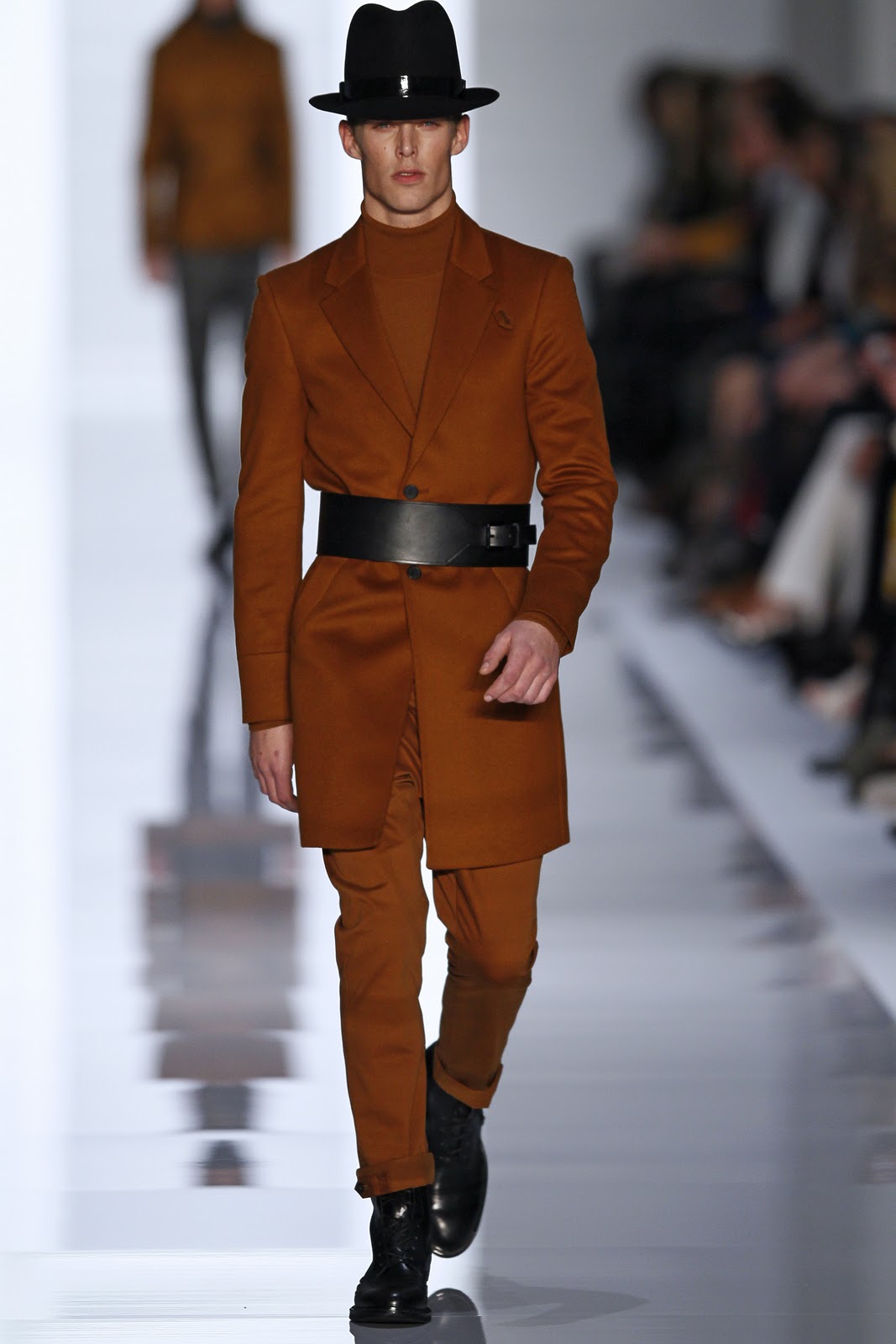 http://4.bp.blogspot.com/-1wEhxEi6kQo/Tx7OA88k9UI/AAAAAAAA1vI/iq2g4wZzK8E/s1600/MBFWB_AW_2012_HugobyHugoBoss_039.jpg
