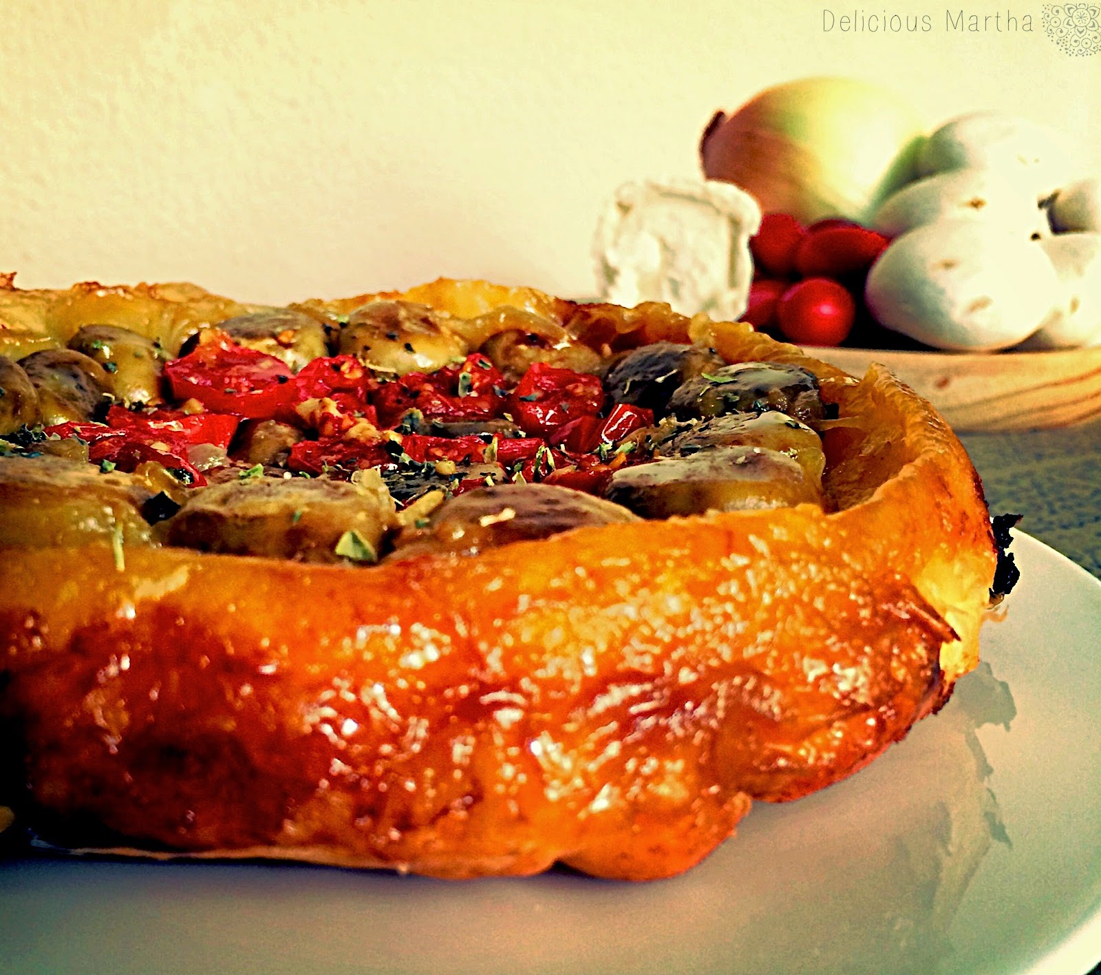 Tarta tatin de champiñones, cherrys, cebolla y queso