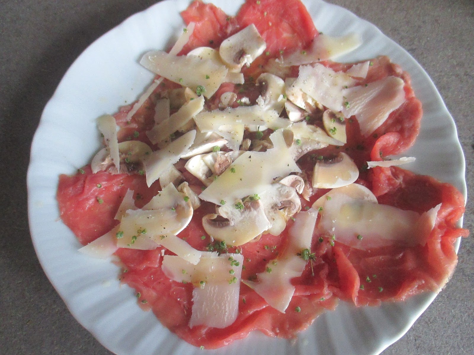 SLICES OF PIEDMONTESE VEAL WITH CHAMPIGNONS MUSHROOMS Carne alla zingara con funghi