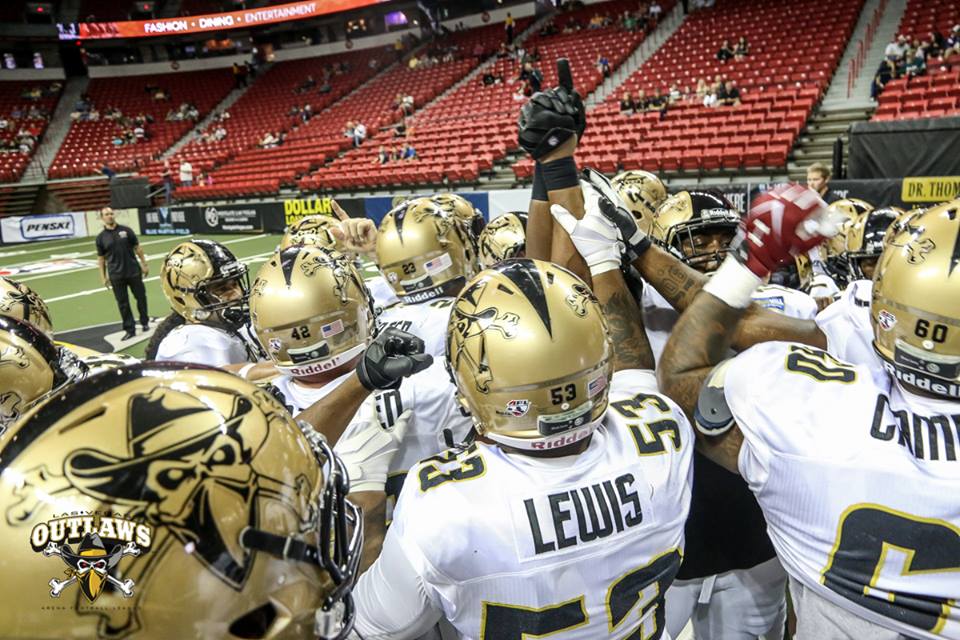 HOLLYWOOD UNDERDOG ™ The Las Vegas Outlaws