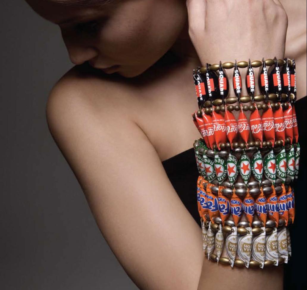 http://4.bp.blogspot.com/-1xqiLJtq0Qc/TiQWMKIBewI/AAAAAAAAEtQ/eELlOEEWjYw/s1600/bottle%2Bcaps%2Bjewelry%2BDesigns%2B%25281%2529.JPG