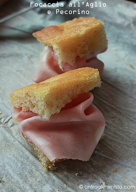 focaccia all’aglio e pecorino