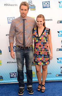 Kristen Bell and Dax Shepard posing on the blue carpet together
