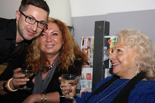La doyenne de la soirée avec Hélène et Eddy. La doyenne de la soirée avec Hélène et Eddy.