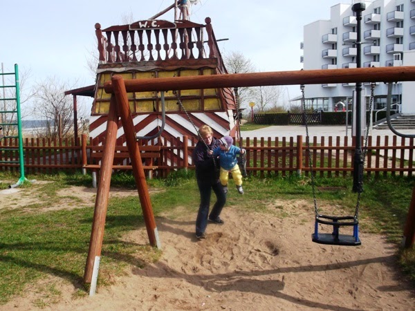 Plac zabaw - Międzyzdroje i oczywiście najważniejsza huśtawka ;) drewniany Plac zabaw - Międzyzdroje i oczywiście najważniejsza huśtawka ;) drewniany