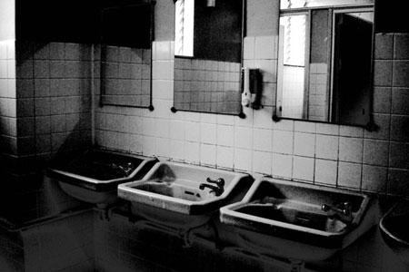 Mitos Urbanos: La puerta del baño