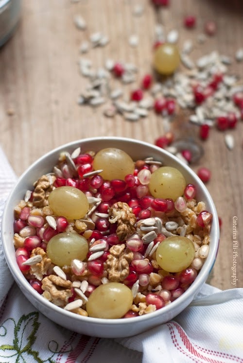 Insalata di farro con melograno,uva e noci Insalata di farro con melograno,uva e noci