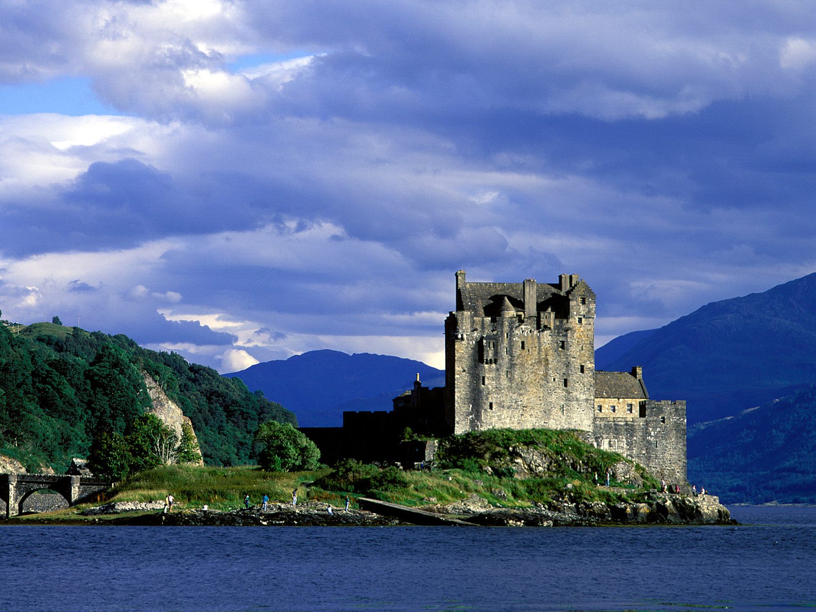 http://4.bp.blogspot.com/-1zL-EL0v6mo/TnG8RM9ib-I/AAAAAAAAAVA/8vWuDk06y_4/s1600/Eilean+Donan+Castle%252C+Loch+Duich%252C+Scotland.jpg