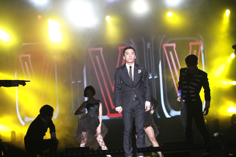[Pics] GD&TOP y Seungri en el KMW Malaysia  Korean-Music-Wave-Malaysia-GD%2526TOP-Seungri-bigbangupdates+%252816%2529