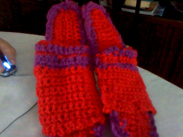 Chinelas tejidas a mano de color rojo y violeta-Knitted slippers of violet and red colors