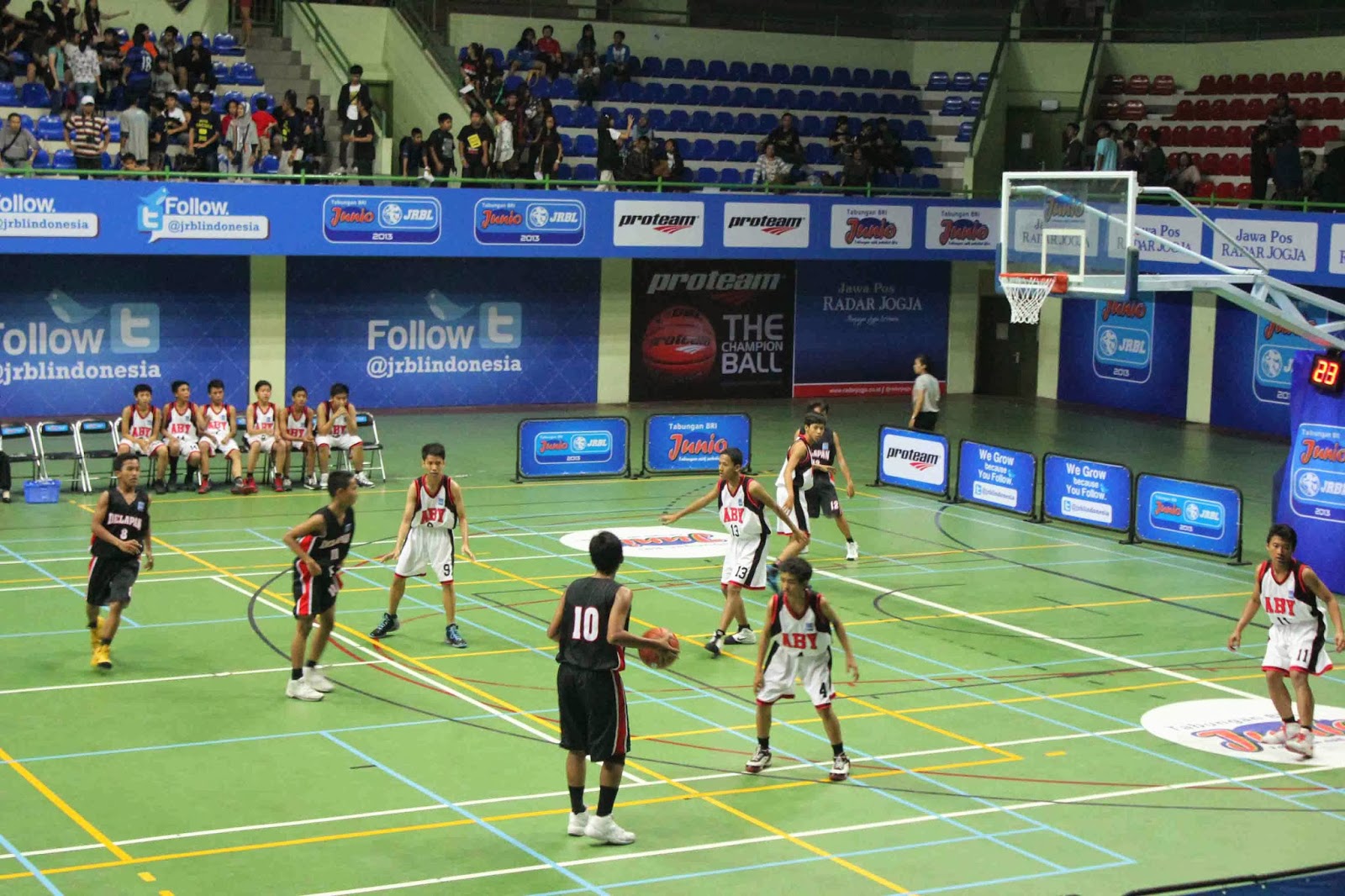 FOTO Bola Basket SMPIT Abu Bakar 15 5 SMP N 8 Jogja