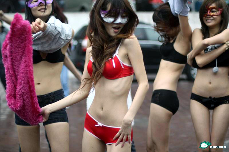 Китайские женщины всем своим поведением показывают что они настоящие шлюхи.