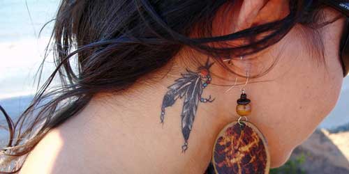 tatuajes detras de la oreja para mujeres