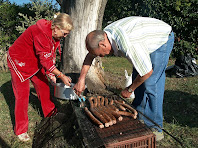 Col·laboradors coent les botifarres a la brasa Col·laboradors coent les botifarres a la brasa