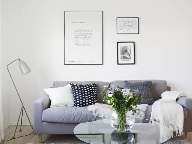 Septiembre con olor a verano Salón estilo nórdico sofá gris