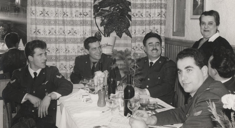Carlo Narratone con i colleghi di lavoro in un ristorante negli anni '60