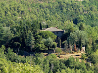 El mas de Rocafort, amb torrelles de guaita a cada cantonada, vist des de Sant Feliuet El mas de Rocafort, amb torrelles de guaita a cada cantonada, vist des de Sant Feliuet
